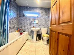 Family Bathroom - click for photo gallery